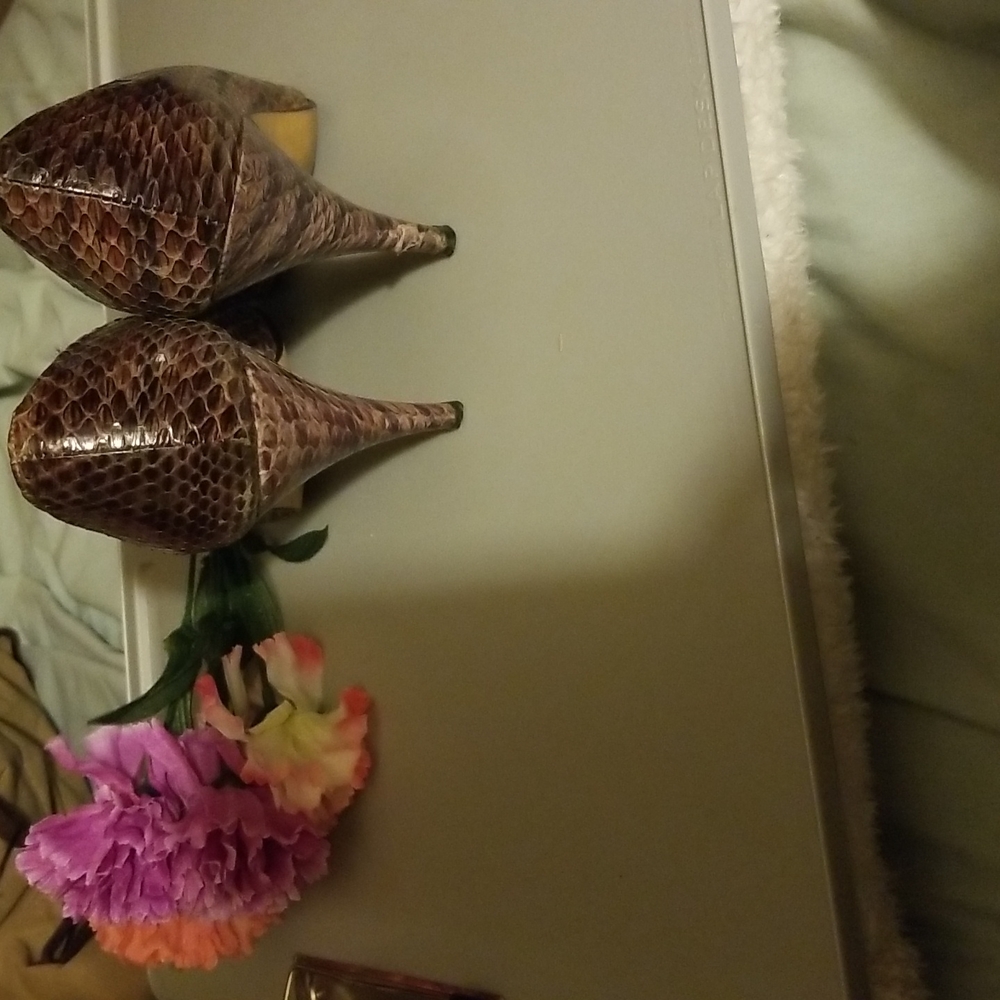 J. RENNE SHOES - Picture 3 of 8